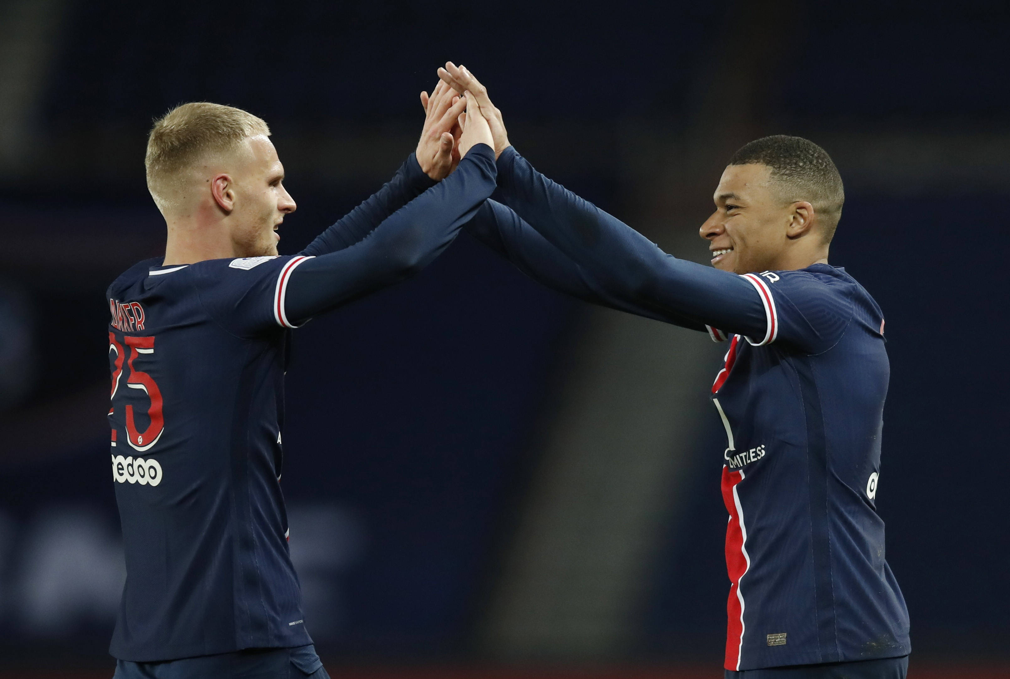 包含巴黎客场逆转尼姆，保住榜首位置的词条