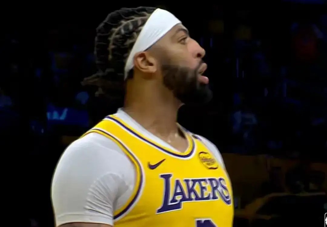  浓眉哥迎来七赛季高光表现，巴塞罗那球迷沸腾！